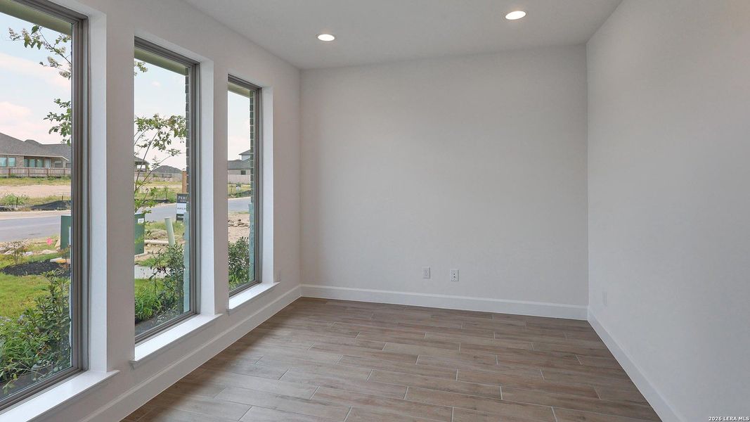 Spacious, unfurnished interior of a new home in Ladera, San Antonio (Image 13).