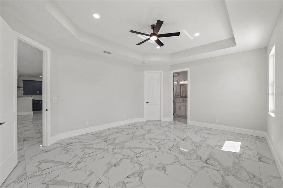 Spacious, unfurnished interior of a new home in , Tampa (Image 41).