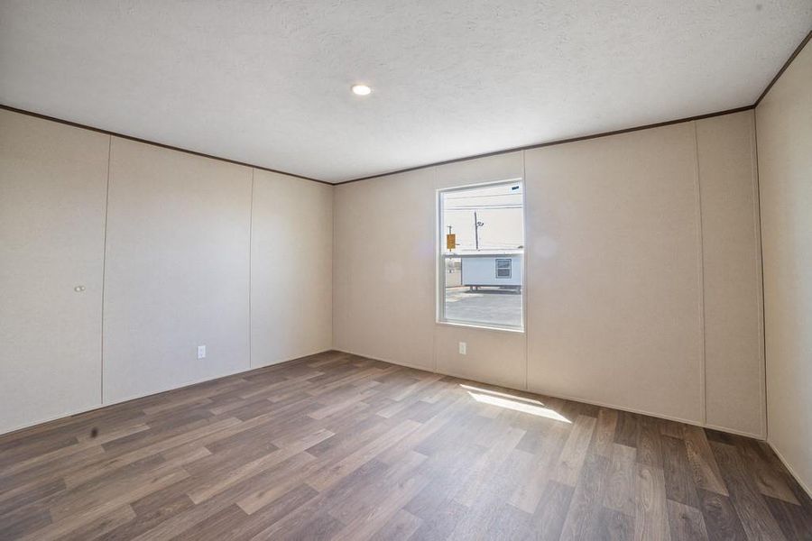 Spacious, unfurnished interior of a new home in , Sherman (Image 10).