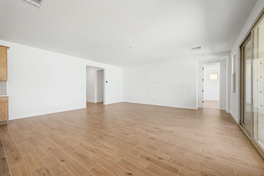 Spacious, unfurnished interior of a new home in White Tank Vistas, Waddell (Image 9).
