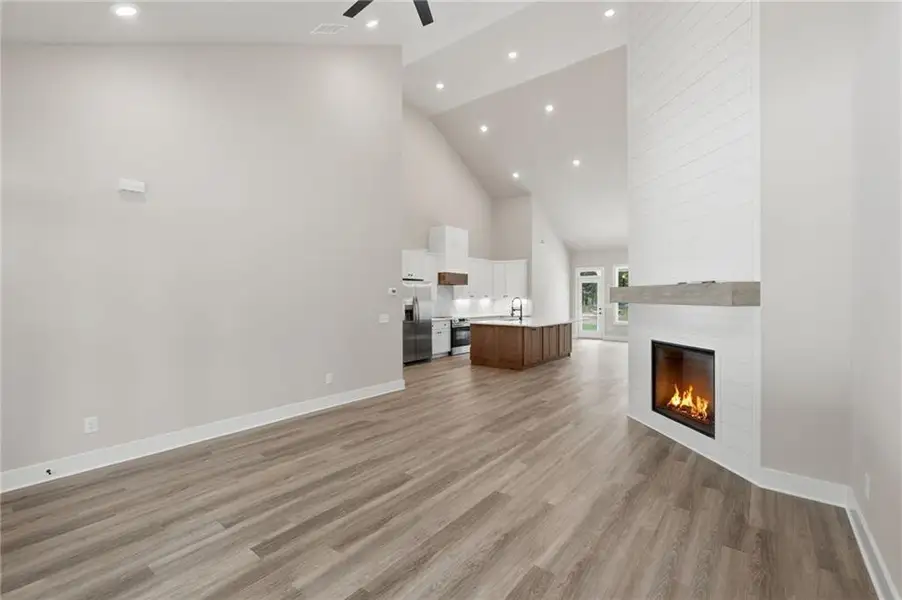 Spacious, unfurnished interior of a new home in , Gainesville (Image 33).