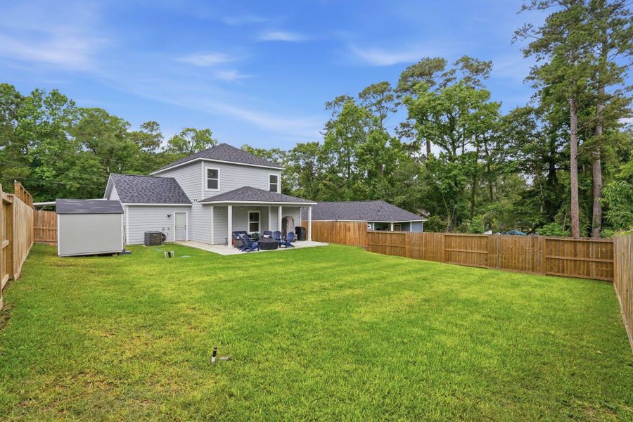 Exterior details and patio area of a home in Arrowhead Lakes, Willis (Image 20).