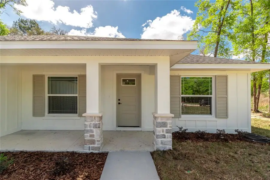 Exterior details and patio area of a home in , Ocala (Image 30).