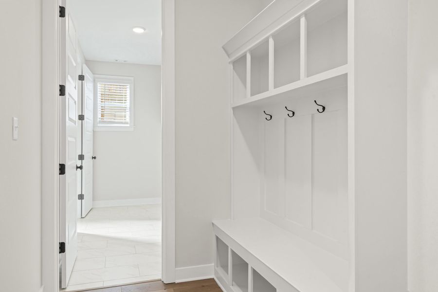 Spacious, unfurnished interior of a new home in White Oak, Arlington (Image 23).