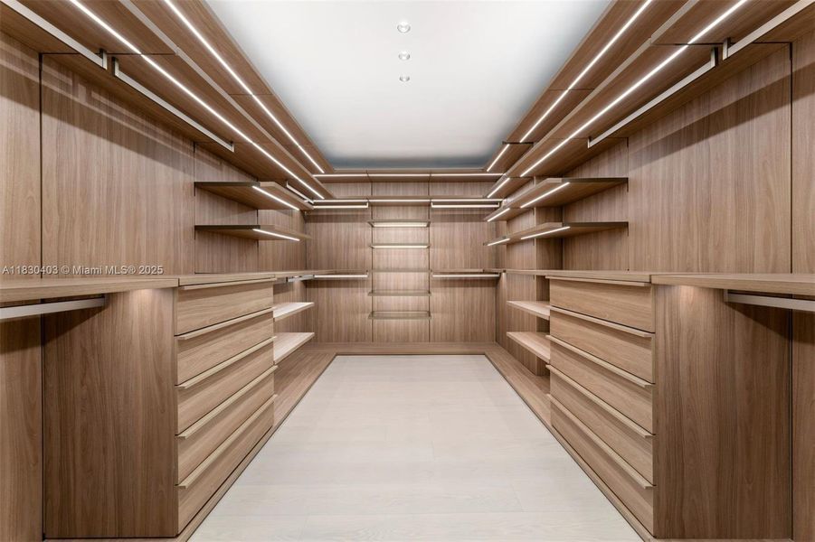 Spacious, unfurnished interior of a new home in , Miami Beach (Image 18).