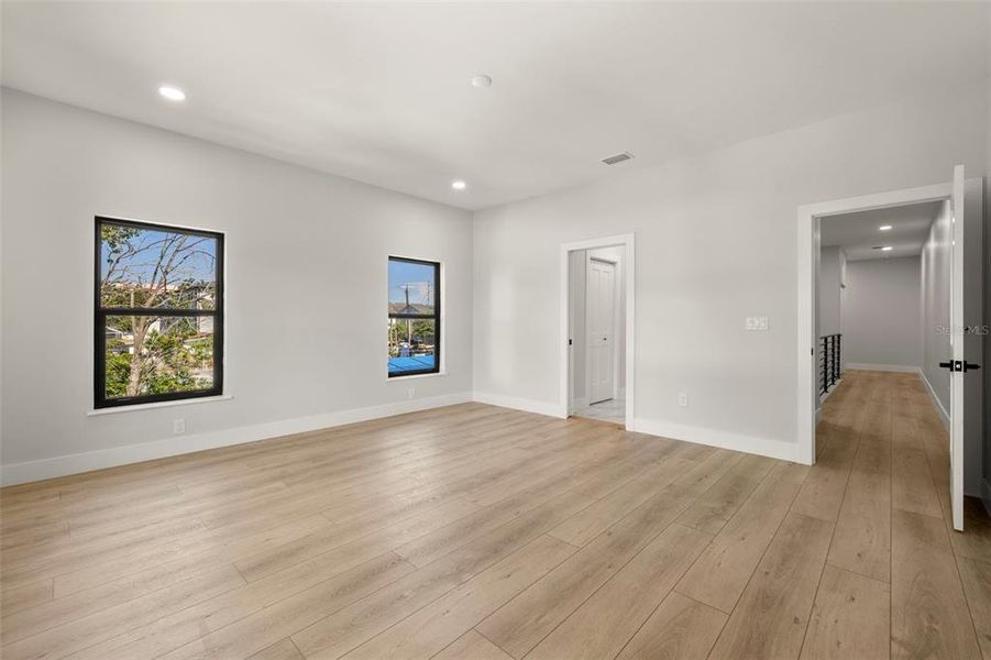 Spacious, unfurnished interior of a new home in , Tampa (Image 18).