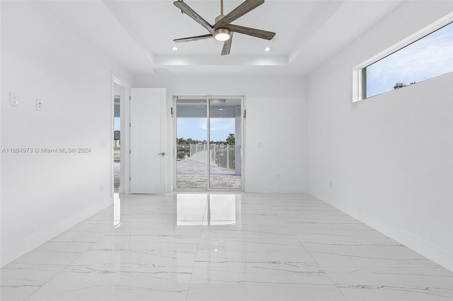 Spacious, unfurnished interior of a new home in , Cape Coral (Image 10).