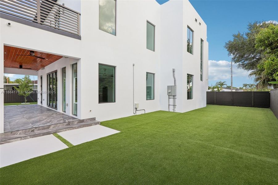 Exterior details and patio area of a home in , Miami (Image 13).