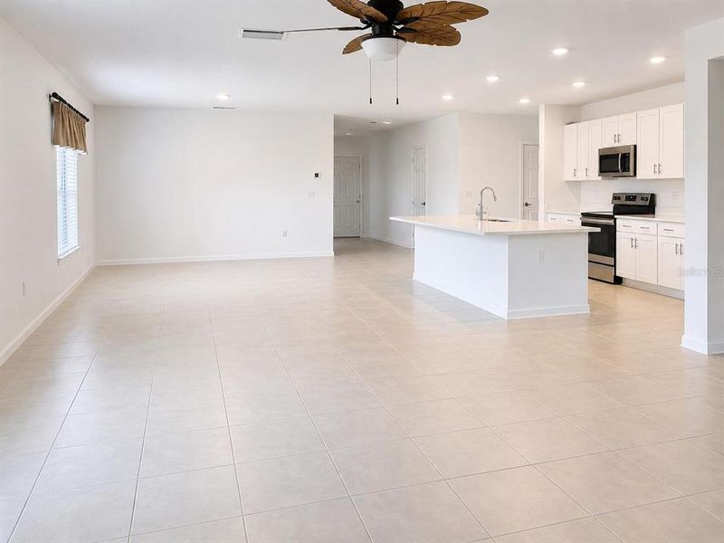 Spacious, unfurnished interior of a new home in Ironwood, Lakeland (Image 11).
