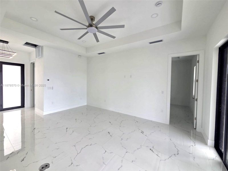 Spacious, unfurnished interior of a new home in , Cape Coral (Image 9).