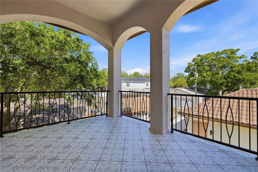 Exterior details and patio area of a home in , St. Petersburg (Image 36).