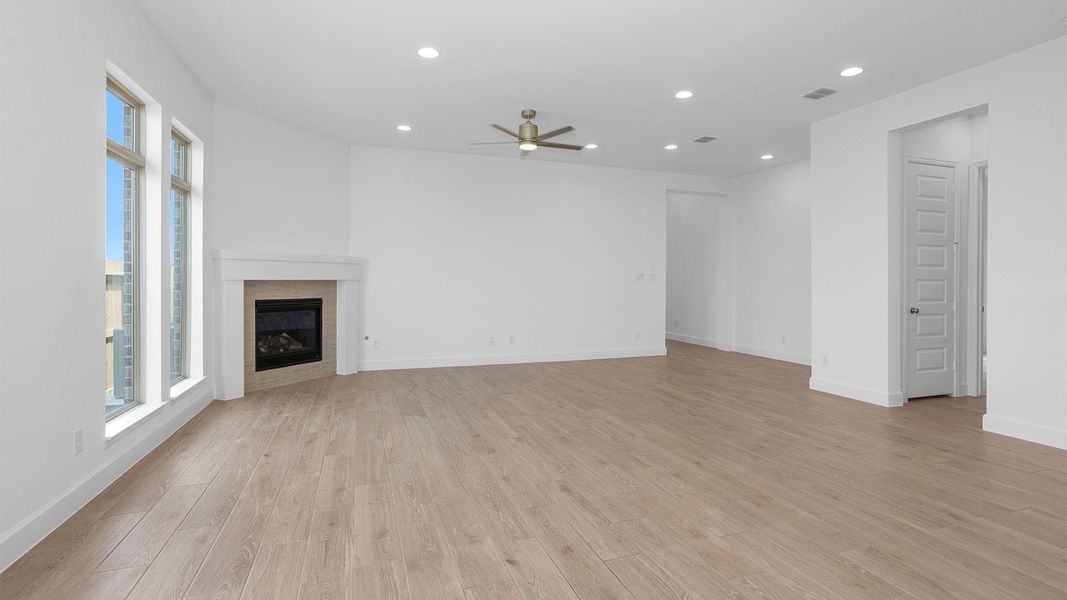 Spacious, unfurnished interior of a new home in Riceland, Mont Belvieu (Image 16).