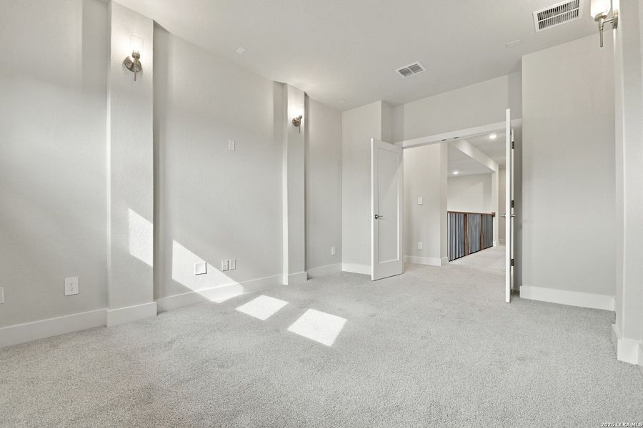 Spacious, unfurnished interior of a new home in Haby Hill 60s, San Antonio (Image 16).