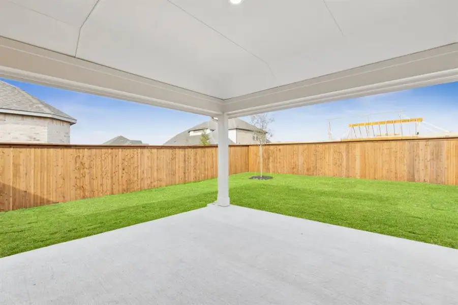 Exterior details and patio area of a home in Dove Hollow, Waxahachie (Image 3).