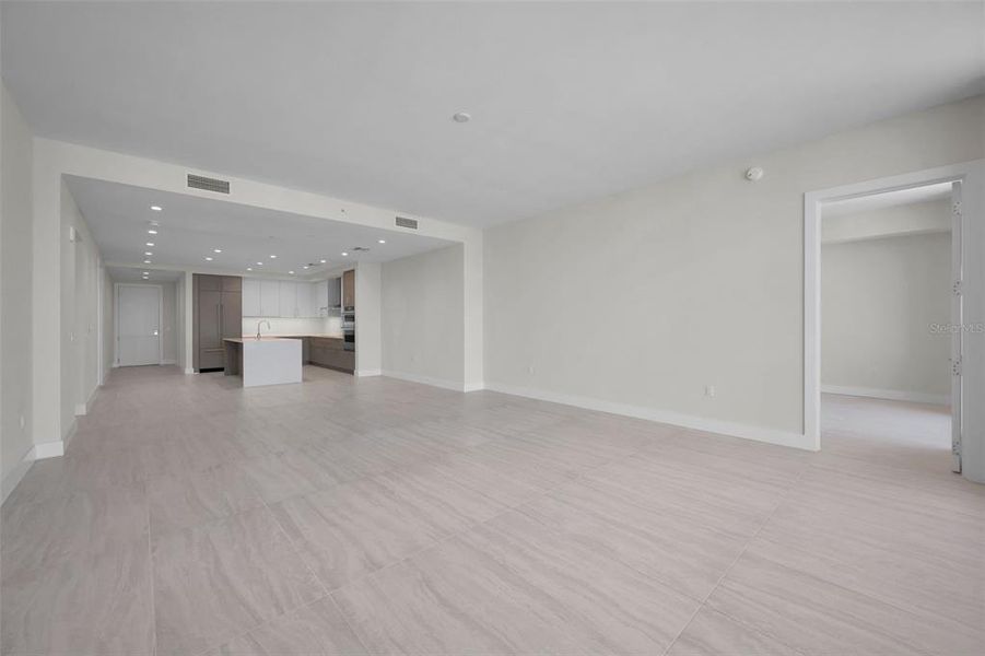 Spacious, unfurnished interior of a new home in , St. Petersburg (Image 20).