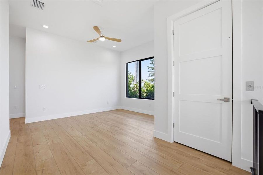 Spacious, unfurnished interior of a new home in , St. Petersburg (Image 23).