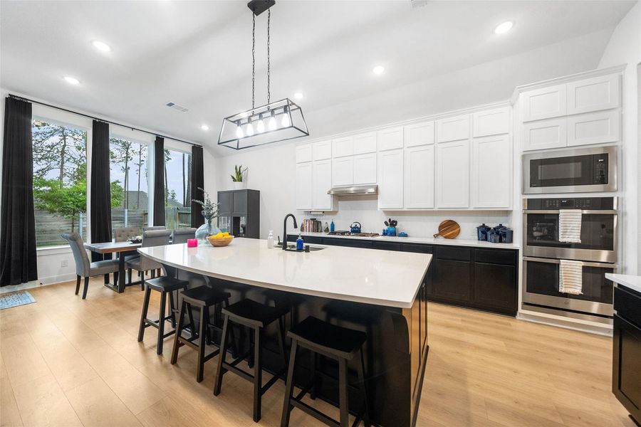 This kitchen is entertainment ready!