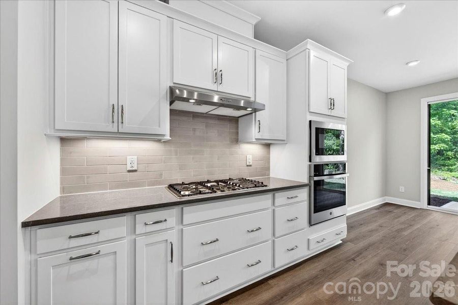 Gourmet kitchen with Gas cooktop Gourmet kitchen with Gas cooktop