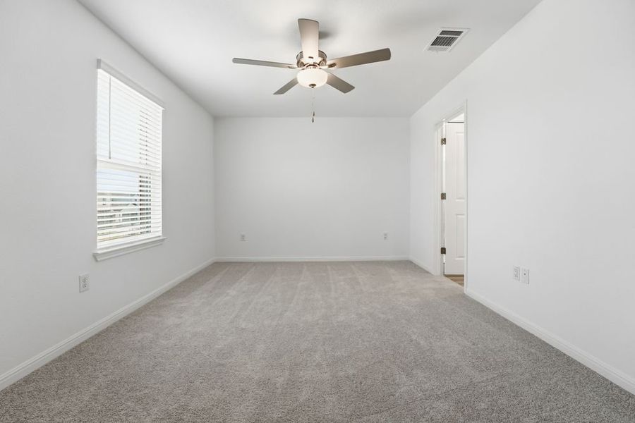 Spacious, unfurnished interior of a new home in Longview, Del Valle (Image 14).
