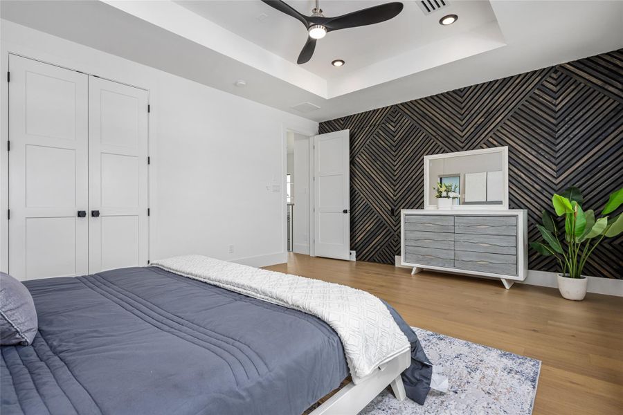 Optional paneling with hidden door access to the en-suite bath adds flair and functionality Optional paneling with hidden door access to the en-suite bath adds flair and functionality