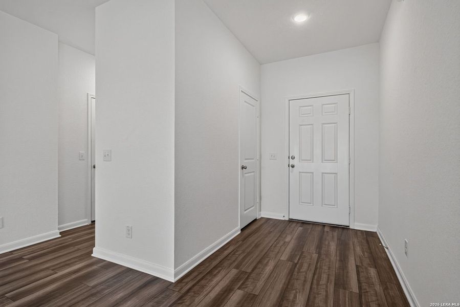 Spacious, unfurnished interior of a new home in Hennersby Hollow, San Antonio (Image 25).