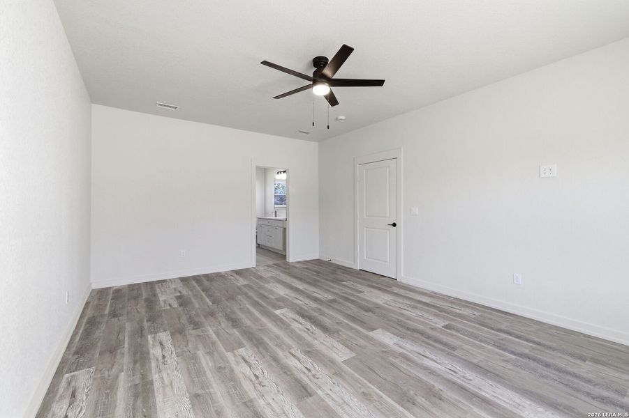 Spacious, unfurnished interior of a new home in , Floresville (Image 36).