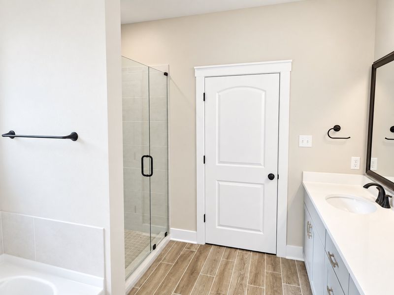 DSLD HOMES NEW CONSTRUCTION MOVE IN READY HOME IN LONGLEAF COMMUNITY LOCATED IN LUMBERTON, TX - Primary bathroom