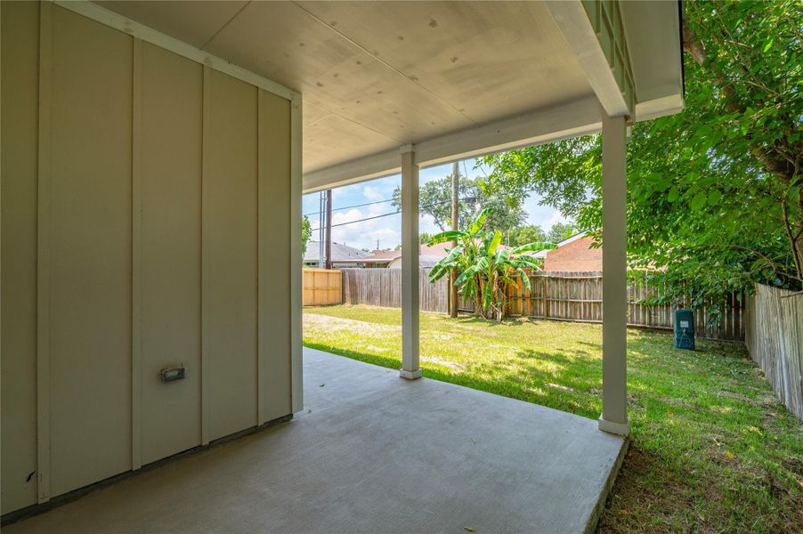 Exterior details and patio area of a home in , Texas City (Image 18).