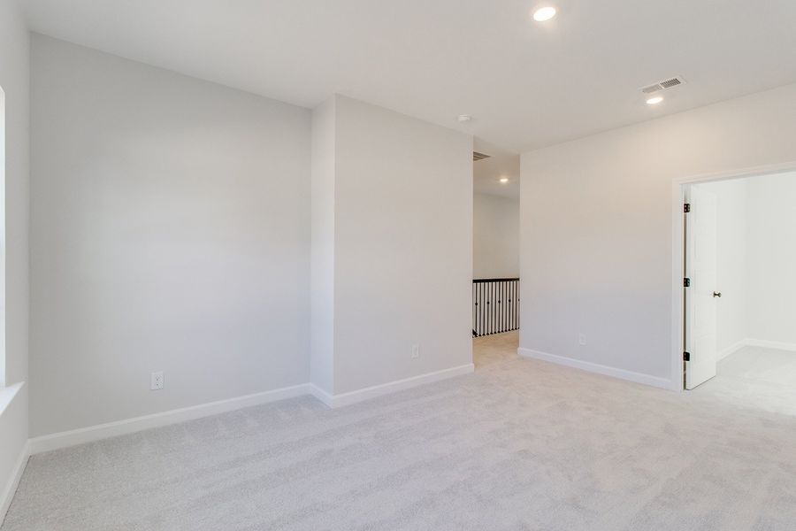 Spacious, unfurnished interior of a new home in Hendrix Farms, Lexington (Image 43).