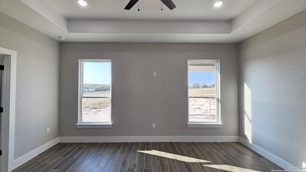 Spacious, unfurnished interior of a new home in , La Vernia (Image 35).