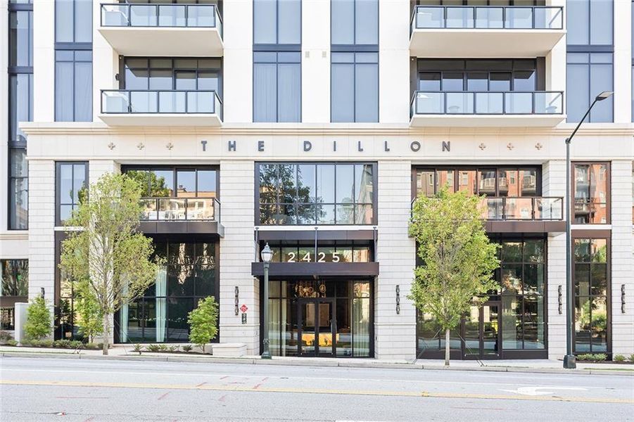 Condo located in Atlanta, GA showcasing its design and architecture (Image 4).