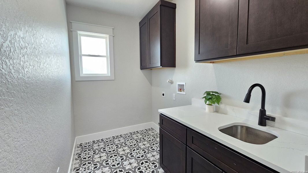 Furnished interior view inside a new home in , La Vernia (Image 6).