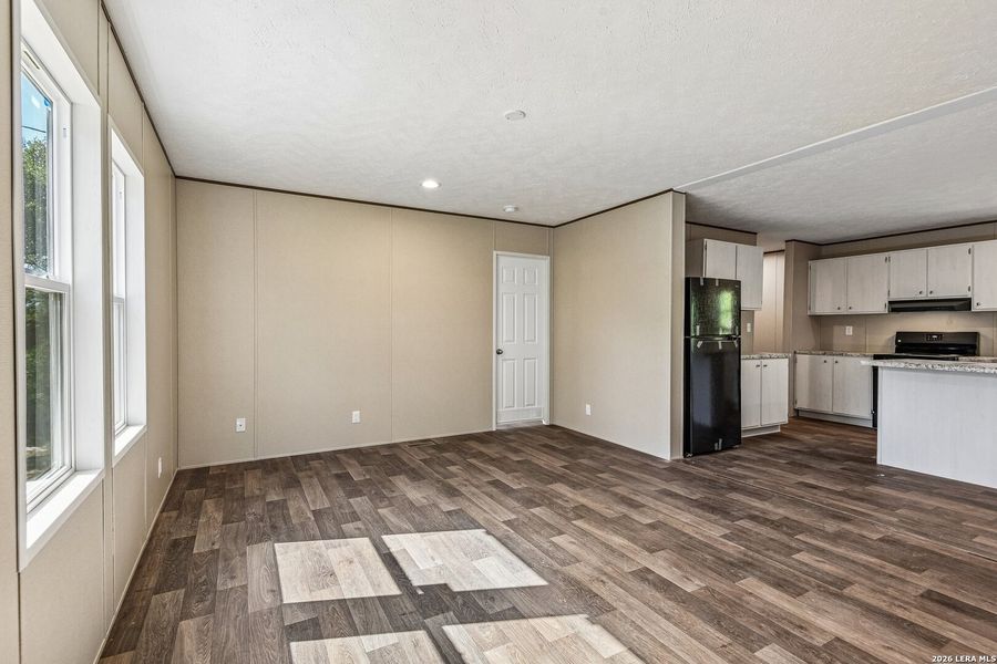 Spacious, unfurnished interior of a new home in , Hondo (Image 45).