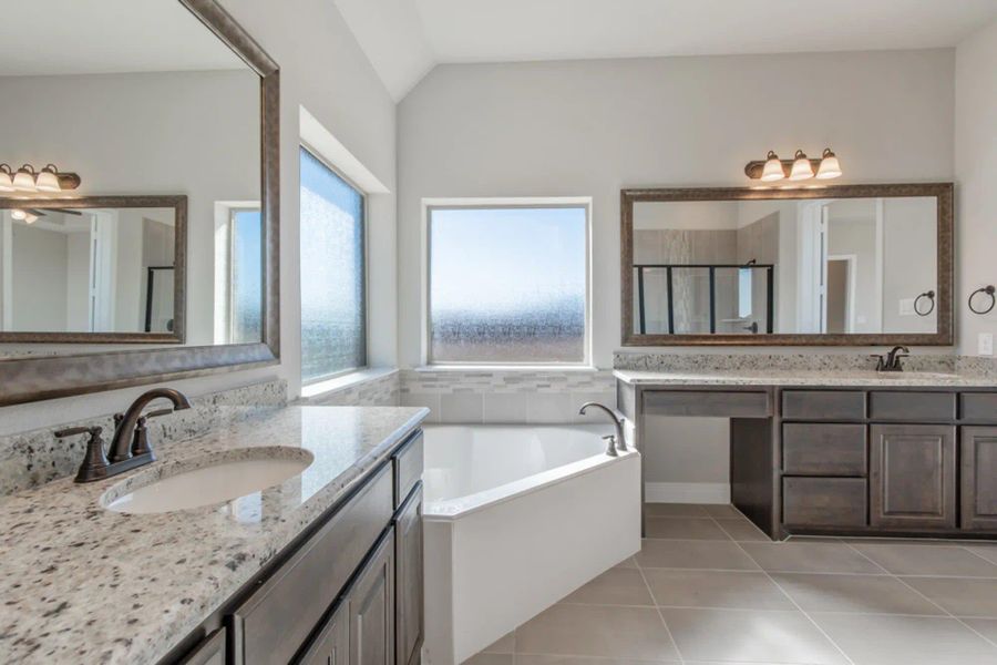 Primary Bathroom | Concept 2586 at Hidden Creek Estates in Van Alstyne, TX by Landsea Homes