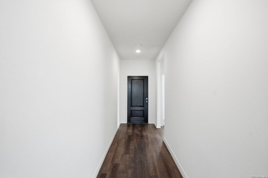 Spacious, unfurnished interior of a new home in Nopal Valley, San Antonio (Image 16).