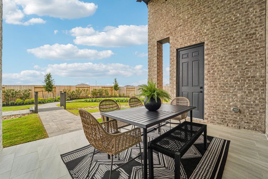 Exterior details and patio area of a home in Briarley, Montgomery (Image 3).