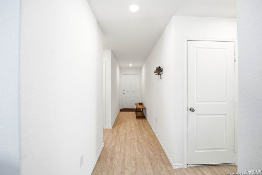 Spacious, unfurnished interior of a new home in Lodi Grove, Floresville (Image 31).