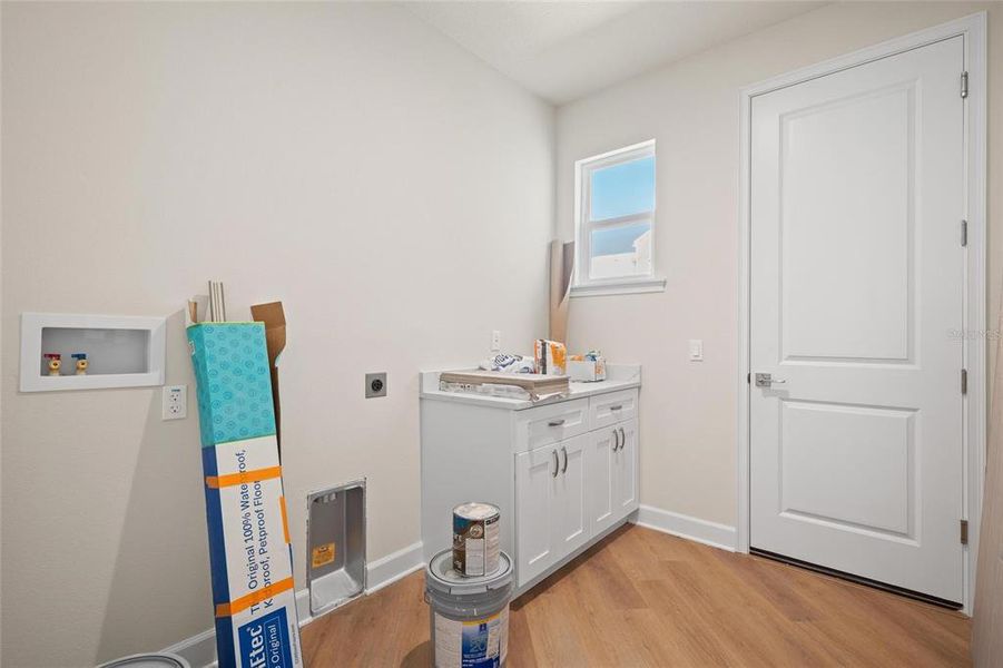 Furnished interior view inside a new home in , Tarpon Springs (Image 14).