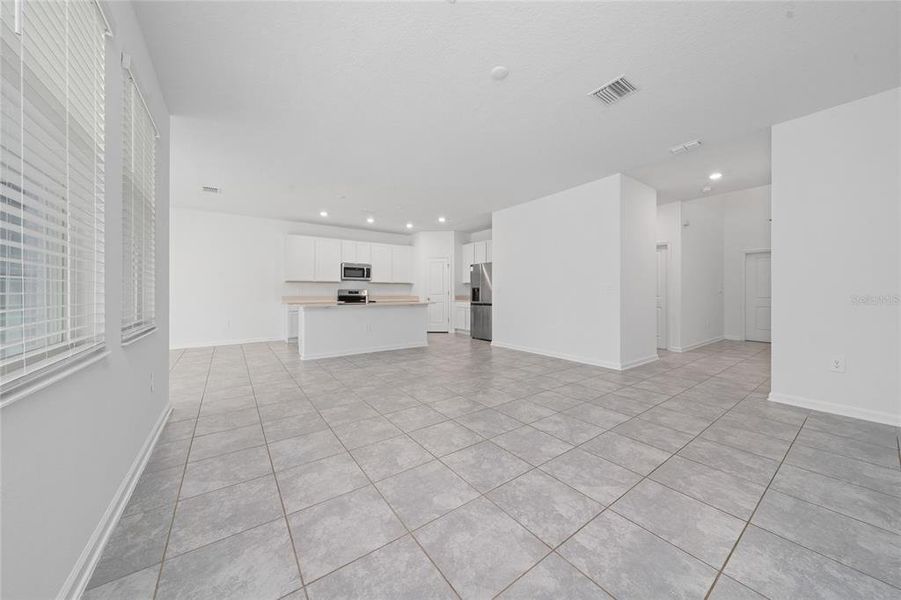 Spacious, unfurnished interior of a new home in Storey Creek, Kissimmee (Image 26).