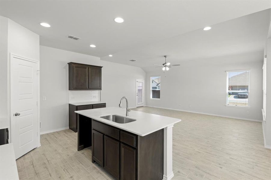 11. 3732 Honey Daisy - Kitchen (4)