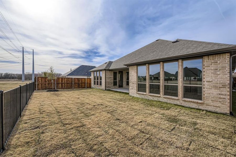 Exterior details and patio area of a home in Wellington, Fort Worth (Image 4).