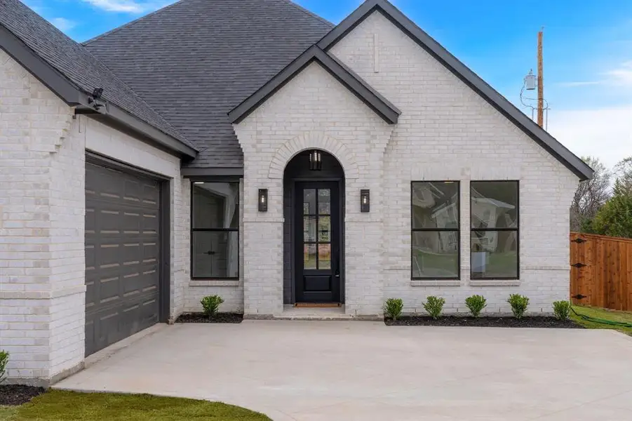 Exterior details and patio area of a home in , Glenn Heights (Image 3).