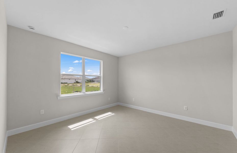 Spacious, unfurnished interior of a new home in Del Webb Oak Creek, North Fort Myers (Image 12).