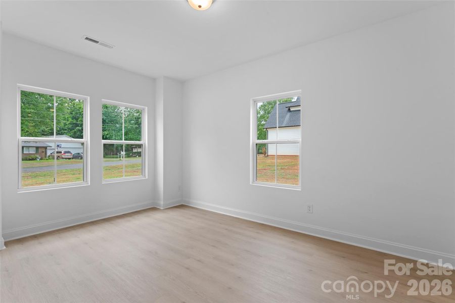 Spacious, unfurnished interior of a new home in , Harrisburg (Image 10).