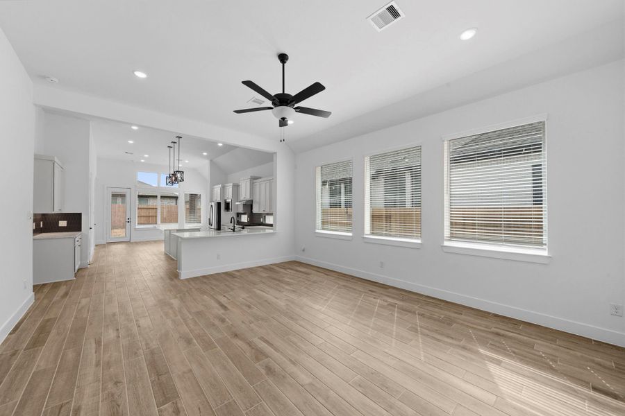 Spacious, unfurnished interior of a new home in Wood Leaf Reserve, Tomball (Image 14).