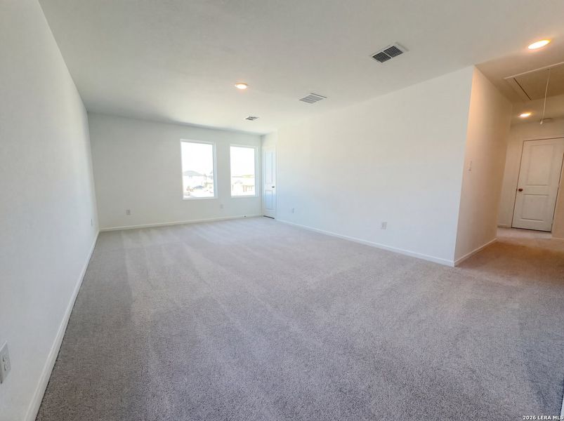 Spacious, unfurnished interior of a new home in Hunters Ranch, San Antonio (Image 12).