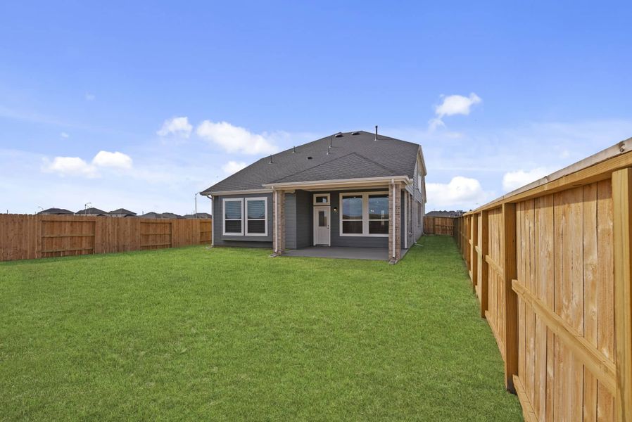 Exterior details and patio area of a home in Attwater, Waller (Image 3).