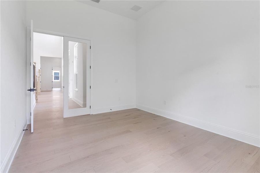 Spacious, unfurnished interior of a new home in , Orlando (Image 45).