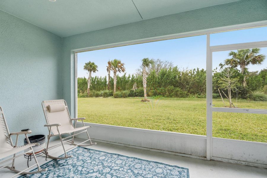 Exterior details and patio area of a home in , Fort Pierce (Image 26).