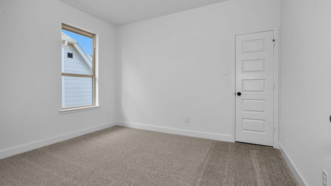 Spacious, unfurnished interior of a new home in Valencia, Manvel (Image 9).